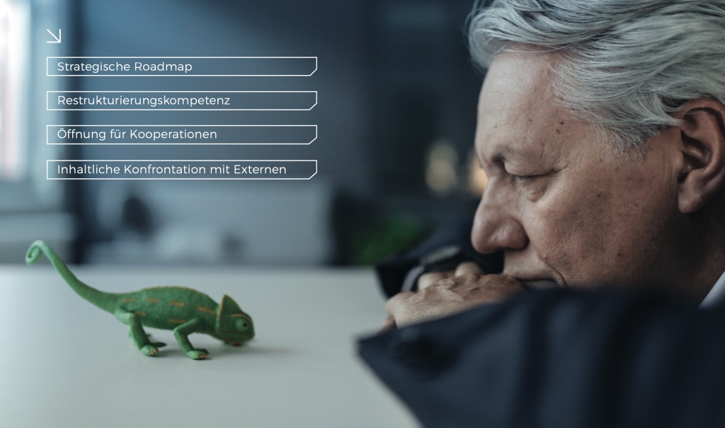 Ein Mann betrachtet ein Plastik-Chamäleon